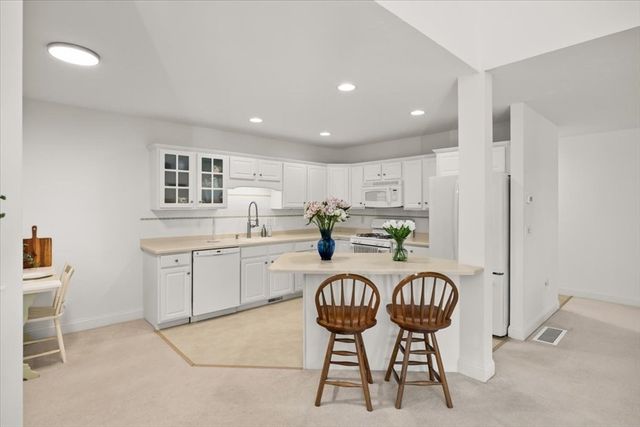 9 Blue Meadow Ct 9, Bourne, MA 02532