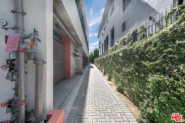 747 Lillian Way 7, Los Angeles, CA 90038