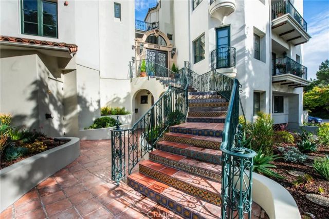 558 Hillgreen Drive 207, Beverly Hills, CA 90212