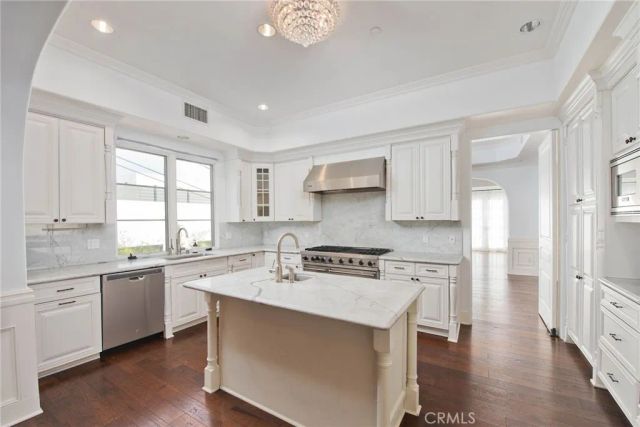 558 Hillgreen Drive 207, Beverly Hills, CA 90212