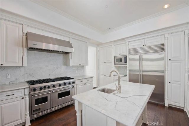 558 Hillgreen Drive 207, Beverly Hills, CA 90212