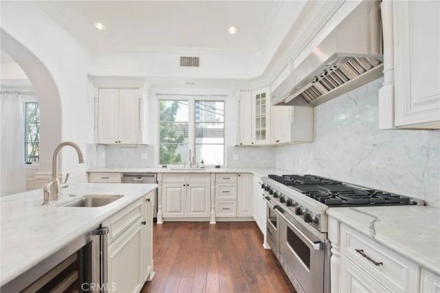 558 Hillgreen Drive 207, Beverly Hills, CA 90212