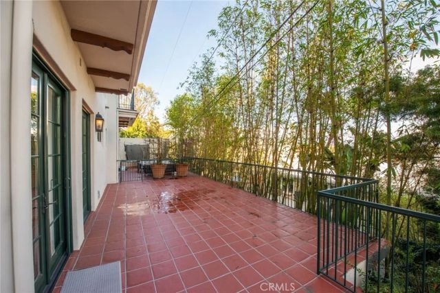 558 Hillgreen Drive 207, Beverly Hills, CA 90212