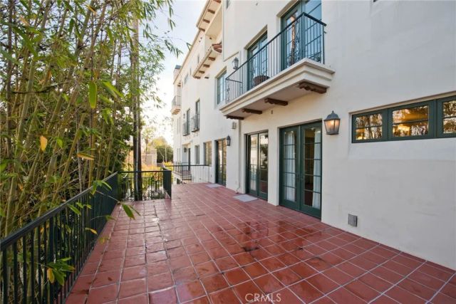 558 Hillgreen Drive 207, Beverly Hills, CA 90212