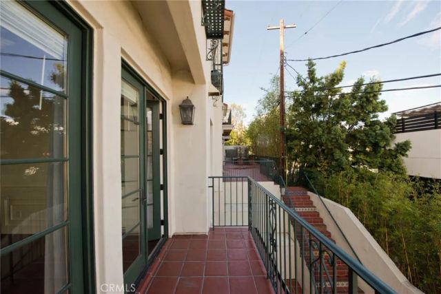 558 Hillgreen Drive 207, Beverly Hills, CA 90212