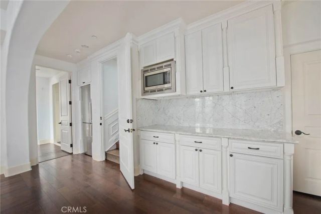 558 Hillgreen Drive 207, Beverly Hills, CA 90212
