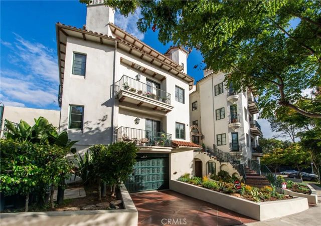 558 Hillgreen Drive 207, Beverly Hills, CA 90212