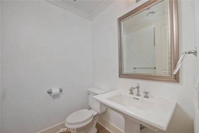 558 Hillgreen Drive 207, Beverly Hills, CA 90212