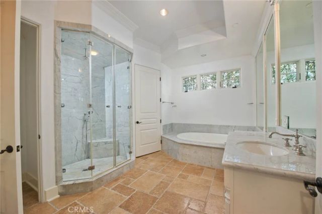 558 Hillgreen Drive 207, Beverly Hills, CA 90212