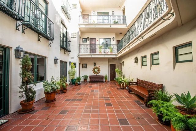 558 Hillgreen Drive 207, Beverly Hills, CA 90212