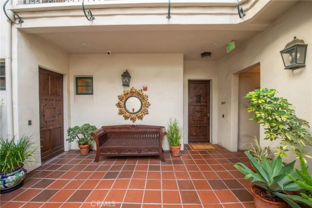 558 Hillgreen Drive 207, Beverly Hills, CA 90212