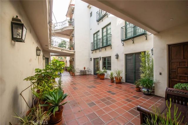 558 Hillgreen Drive 207, Beverly Hills, CA 90212