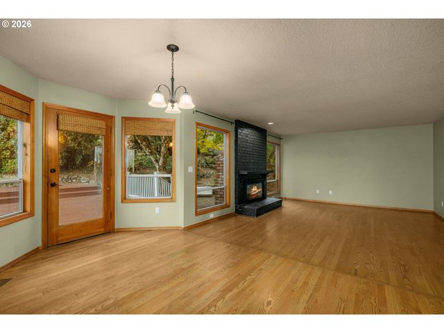1492 BRAEMAR Dr, West Linn, OR 97068
