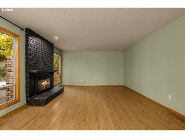 1492 BRAEMAR Dr, West Linn, OR 97068
