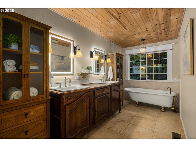 1492 BRAEMAR Dr, West Linn, OR 97068