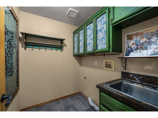 1492 BRAEMAR Dr, West Linn, OR 97068