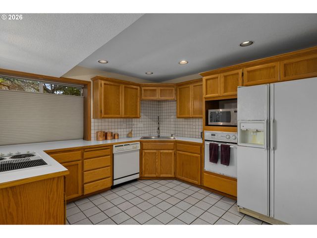 1492 BRAEMAR Dr, West Linn, OR 97068