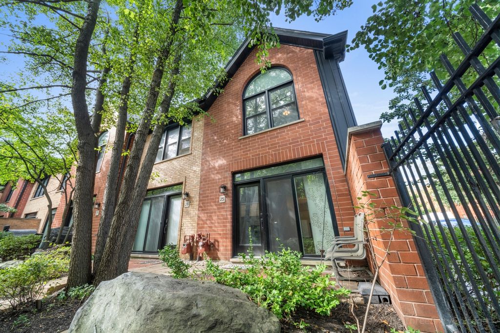 1801 W Diversey Parkway 25, Chicago, IL 60614 — exterior