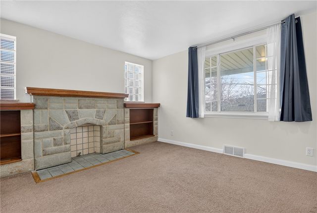 335 E Pike St, Houston, PA 15342