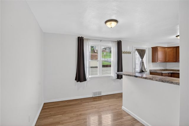 335 E Pike St, Houston, PA 15342