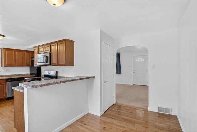 335 E Pike St, Houston, PA 15342