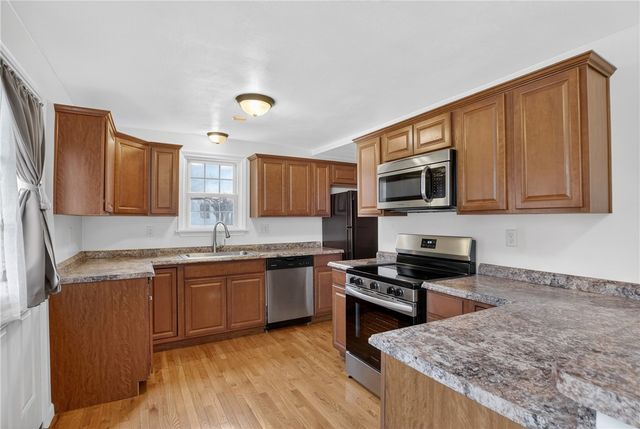 335 E Pike St, Houston, PA 15342