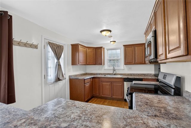335 E Pike St, Houston, PA 15342