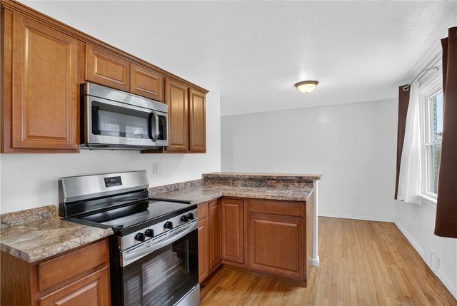 335 E Pike St, Houston, PA 15342