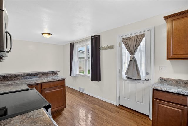 335 E Pike St, Houston, PA 15342