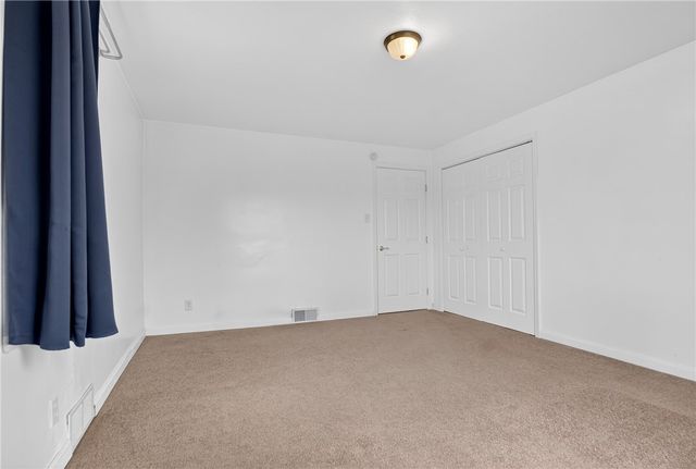 335 E Pike St, Houston, PA 15342