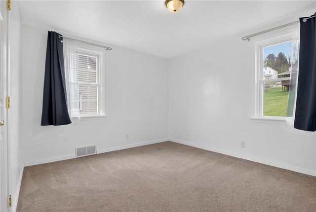 335 E Pike St, Houston, PA 15342