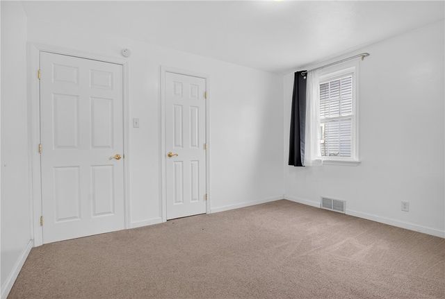 335 E Pike St, Houston, PA 15342