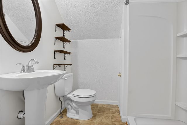 335 E Pike St, Houston, PA 15342