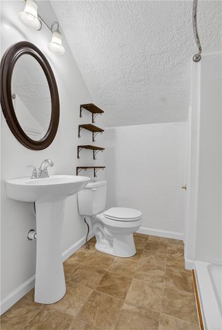 335 E Pike St, Houston, PA 15342