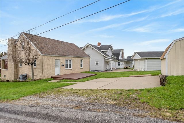 335 E Pike St, Houston, PA 15342