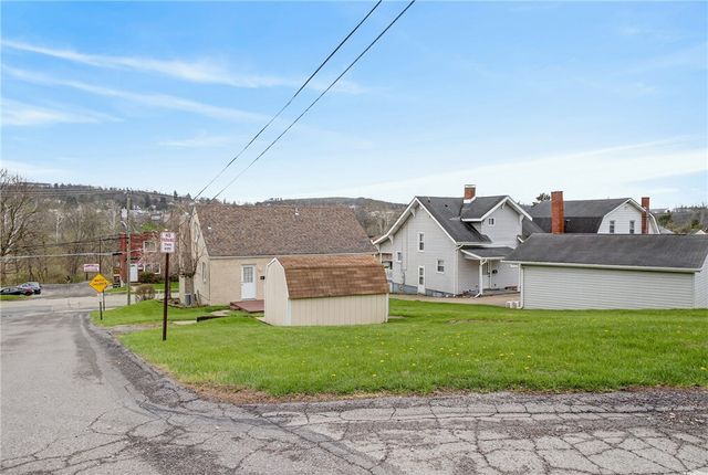 335 E Pike St, Houston, PA 15342