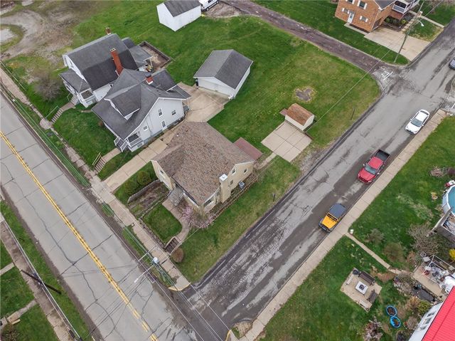 335 E Pike St, Houston, PA 15342