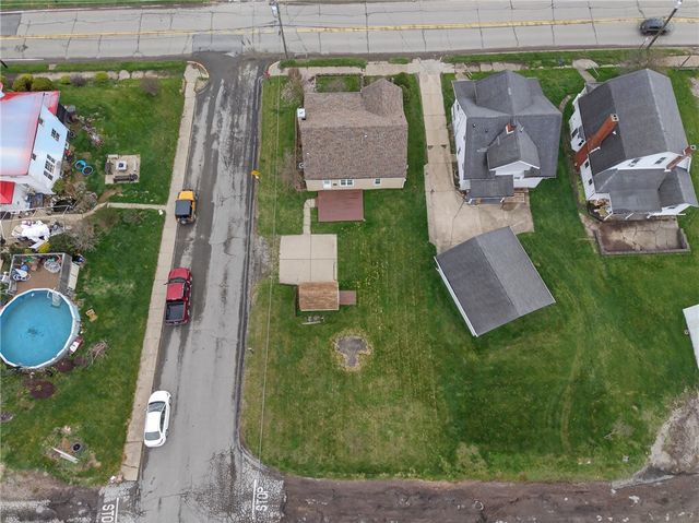 335 E Pike St, Houston, PA 15342