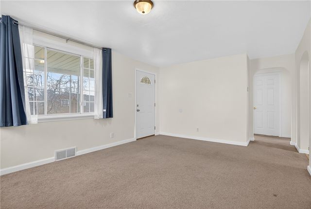 335 E Pike St, Houston, PA 15342