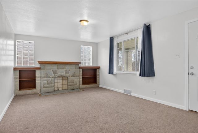 335 E Pike St, Houston, PA 15342
