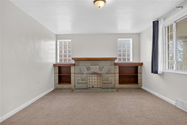 335 E Pike St, Houston, PA 15342