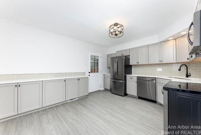 1036 N Maple Road, Ann Arbor, MI 48103