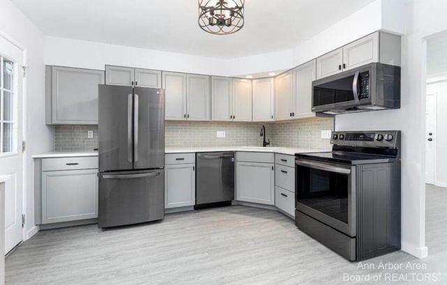 1036 N Maple Road, Ann Arbor, MI 48103