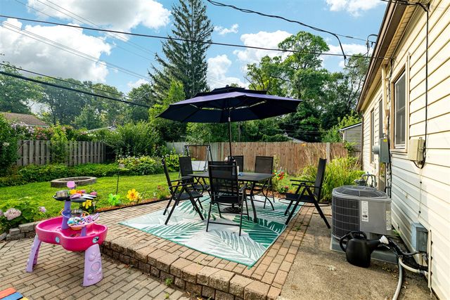 1036 N Maple Road, Ann Arbor, MI 48103