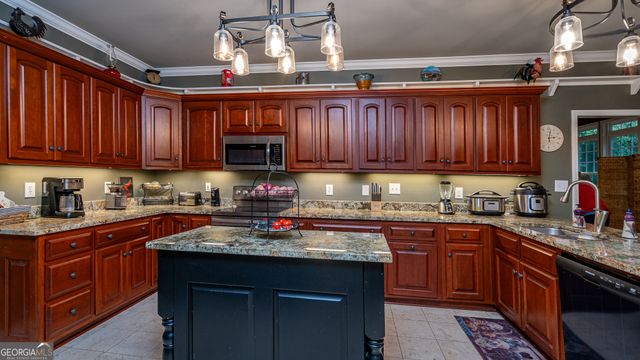 325 Twin Oaks Circle, Bogart, GA 30622