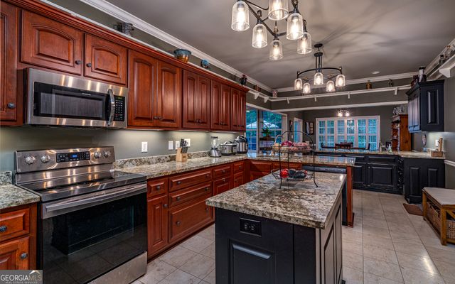 325 Twin Oaks Circle, Bogart, GA 30622