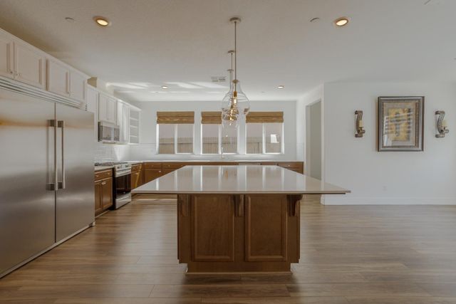 145 E Taylor Avenue, Visalia, CA 93291