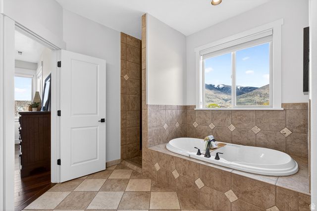 1882 W OLD FORT CIR, Farmington, UT 84025