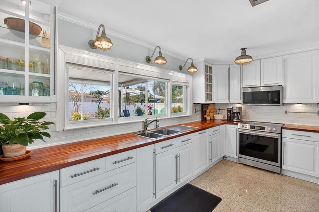 5214 25TH AVENUE N, St Petersburg, FL 33710