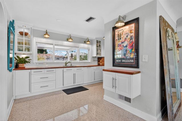 5214 25TH AVENUE N, St Petersburg, FL 33710